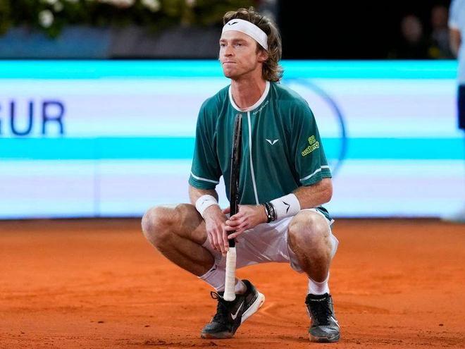 由于伤病问 由于伤病问