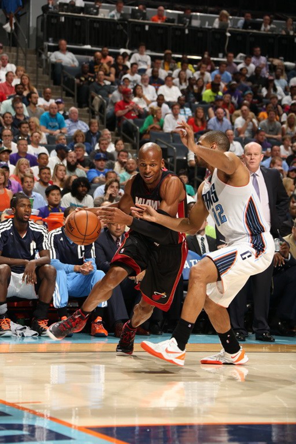 步伐有力且 步伐有力且